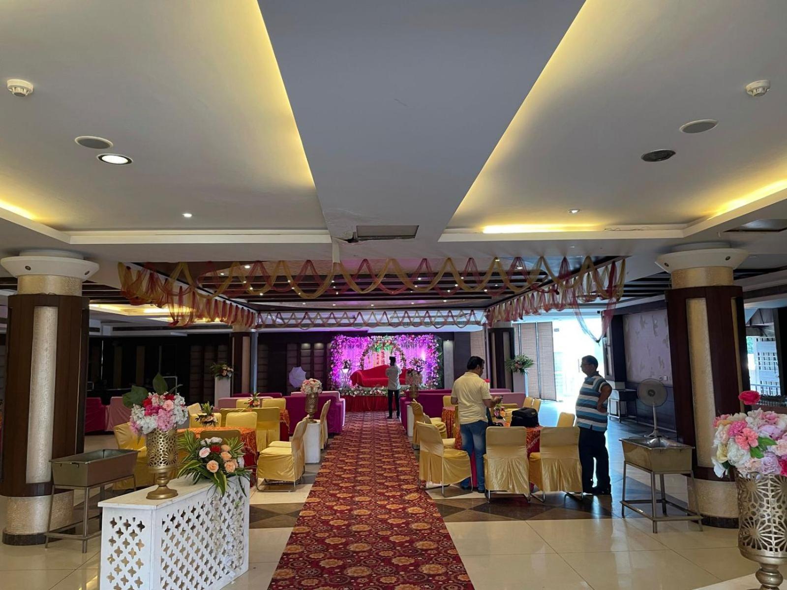 Hotel Paras Dera Bassi Bagian luar foto